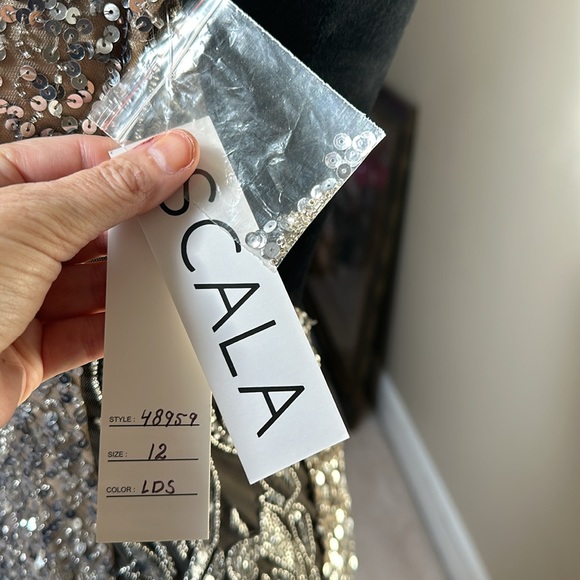 NWT Formal gown with train size small - Picture 10 of 14